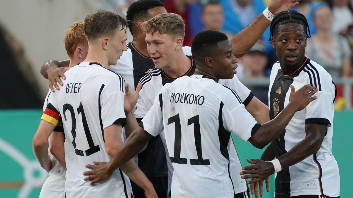 Maximilian Beier (Deutschland U21, U 21 Torjubel beim 1:0 mit Robert Wagner (Deutschland U21) und Nick Woltemade (Deutschland U21), Youssoufa Moukoko (Deutschland U21), Linus Gechter (Deutschland U...