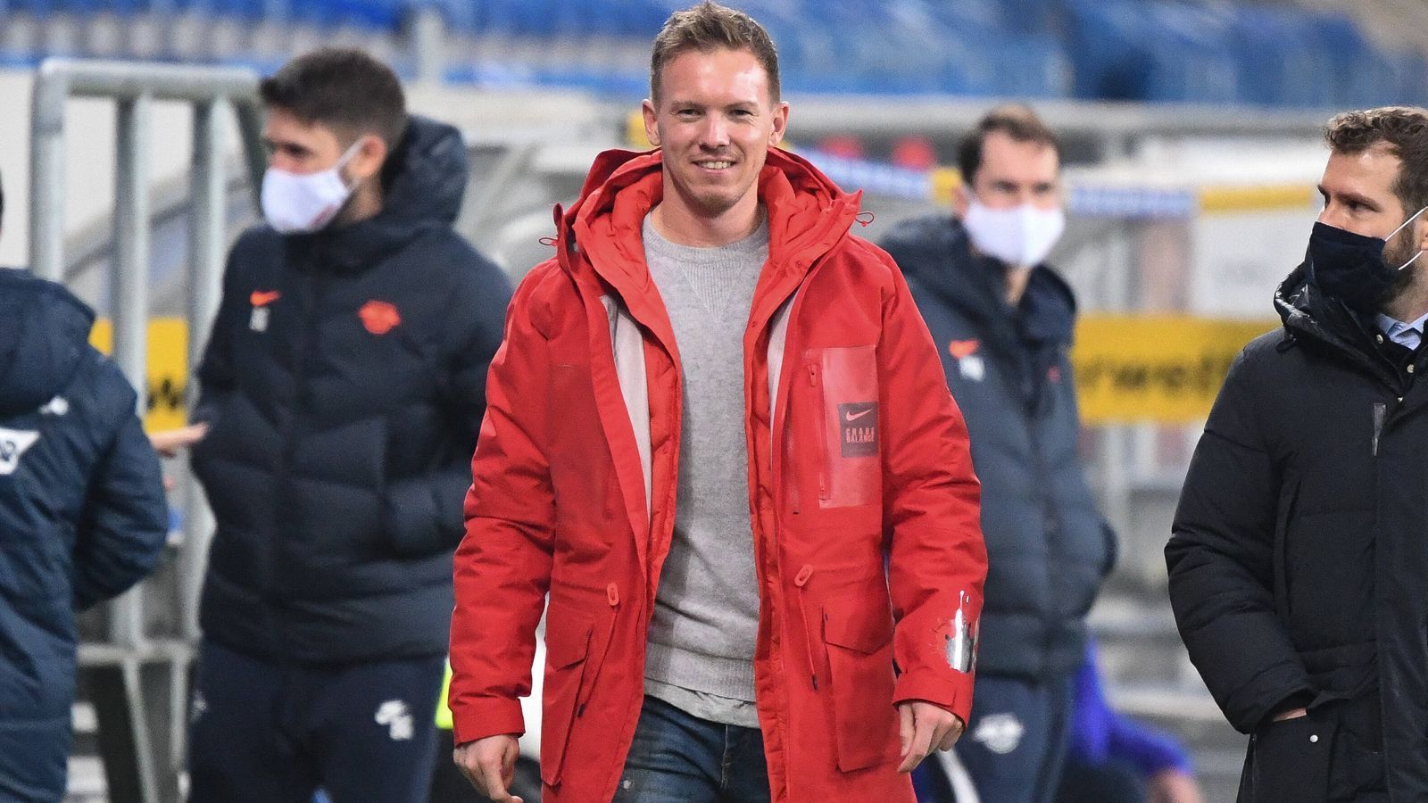 
                <strong>Gewinner: Julian Nagelsmann und RB Leipzig</strong><br>
                RB Leipzig hat sich etabliert. Nicht nur in der Bundesliga, sondern auch international. Und Trainer Julian Nagelsmann hat einen großen Anteil daran. In der vergangenen Saison feierten die Leipziger zunächst die Herbstmeisterschaft und wurden am Ende hinter Bayern und Dortmund starker Dritter. In der Champions League kam RB gar ins Halbfinale. Trotz des Abgangs von Top-Torjäger Timo Werner ist das Bild in der laufenden Saison ähnlich. Leipzig spielt in der Liga oben mit und warf international unter anderem Manchester United aus dem Wettbewerb.
              