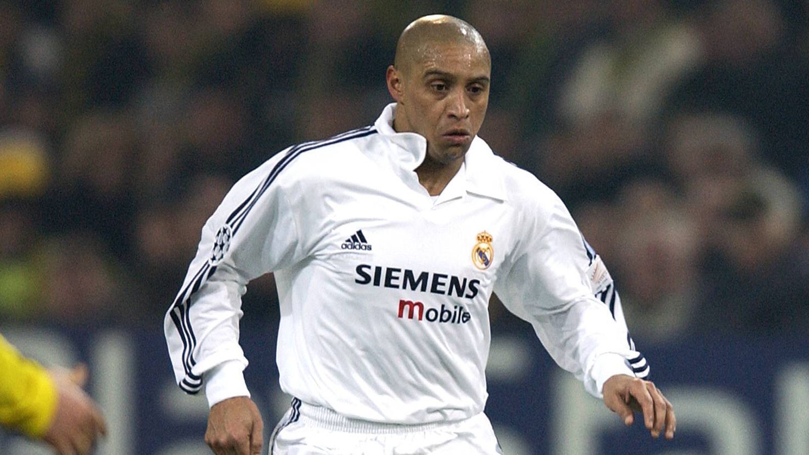 
                <strong>Roberto Carlos</strong><br>
                Der bullige Außenverteidiger spielte von 1996 bis 2007 bei Real Madrid. In dieser Zeit gewann er unter anderem vier Mal den spanischen Meistertitel und drei Mal die Champions League. Seine Schüsse mit der linken Klebe sind legendär.
              