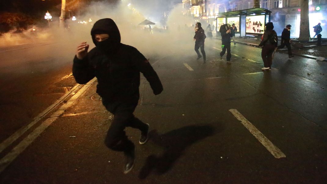 Demonstranten fliehen vor einer Tränengaswolke während einer Kundgebung gegen die Entscheidung der Regierung, die Verhandlungen über den Beitritt zur Europäischen Union für vier Jahre auszusetzen, in Tiflis, Georgien.