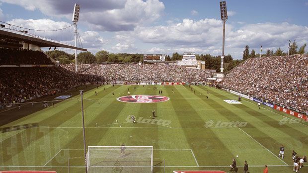 
                <strong>Bökelberg (Kapazität: 34.500)</strong><br>
                Das letzte Spiel im Bökelberg-Stadion, der alten Heimstätte von Borussia Mönchengladbach, fand am 22.  Mai 2005 statt. Anstelle des Stadions steht jetzt eine Wohnsiedlung auf dem alten Stadiongelände.
              
