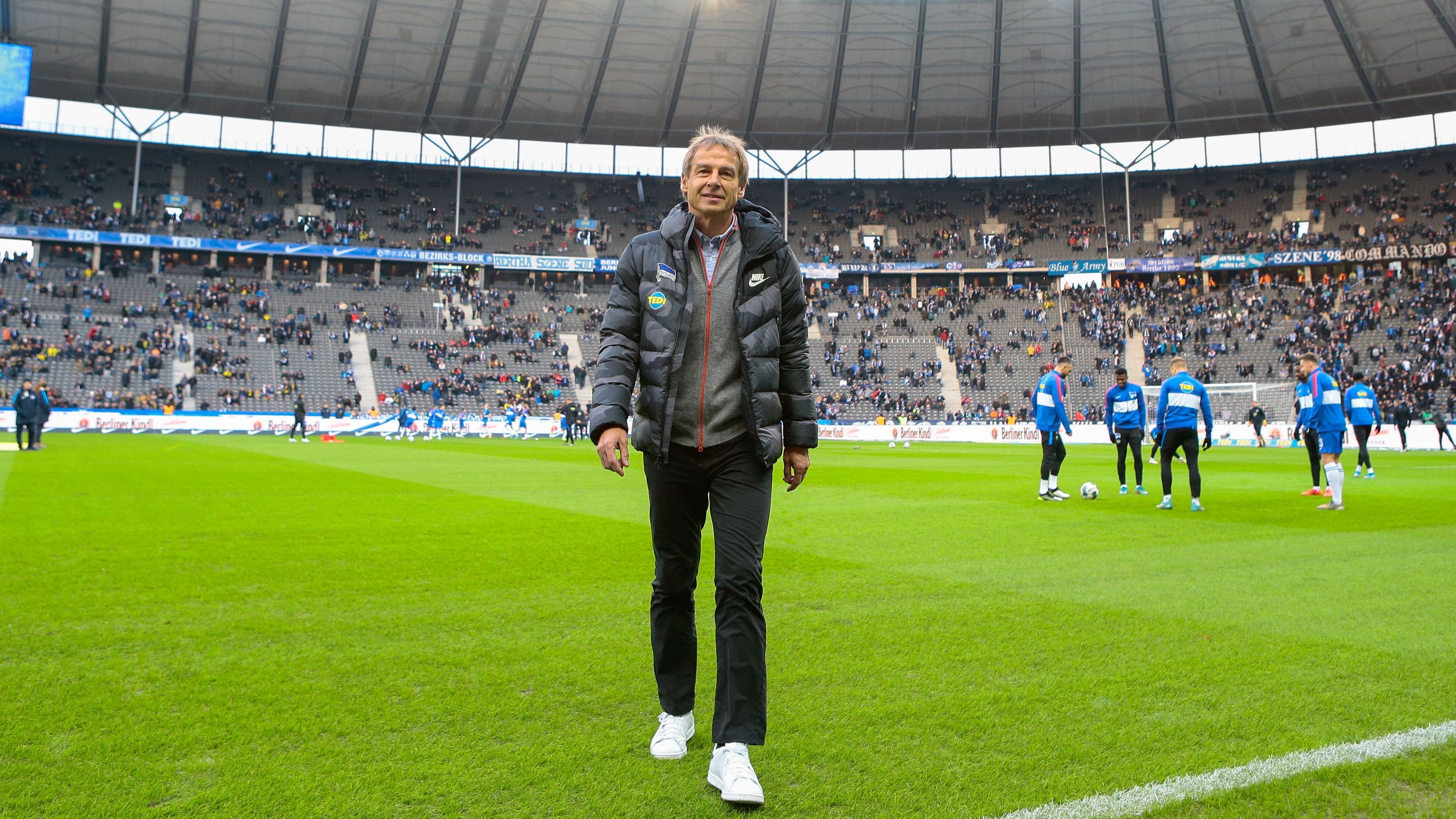 
                <strong>Klinsmann betritt das Stadion</strong><br>
                Mit Spannung wurde Jürgen Klinsmanns erster Auftritt als Trainer von Hertha BSC erwartet. Der Gegner: die kriselnde Borussia aus Dortmund. Klinsmann betritt betont gut gelaunt den Innenraum des Olympiastadion. "Wir hatten nur drei Trainingseinheiten. Das wichtigste wird sein, dass sie mutig agieren und Druck machen, um die Leute mitnehmen. Mit eine hohen Aggressivität. Das ist zumindest der Plan", sagte der neue Hertha-Trainer vor Spielbeginn bei "Sky".
              