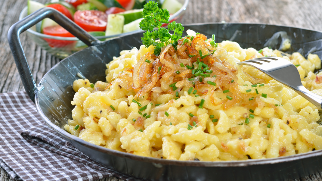 Mit unserem Rezept gelingen euch die Käsespätzle wie auf der Berghütte.