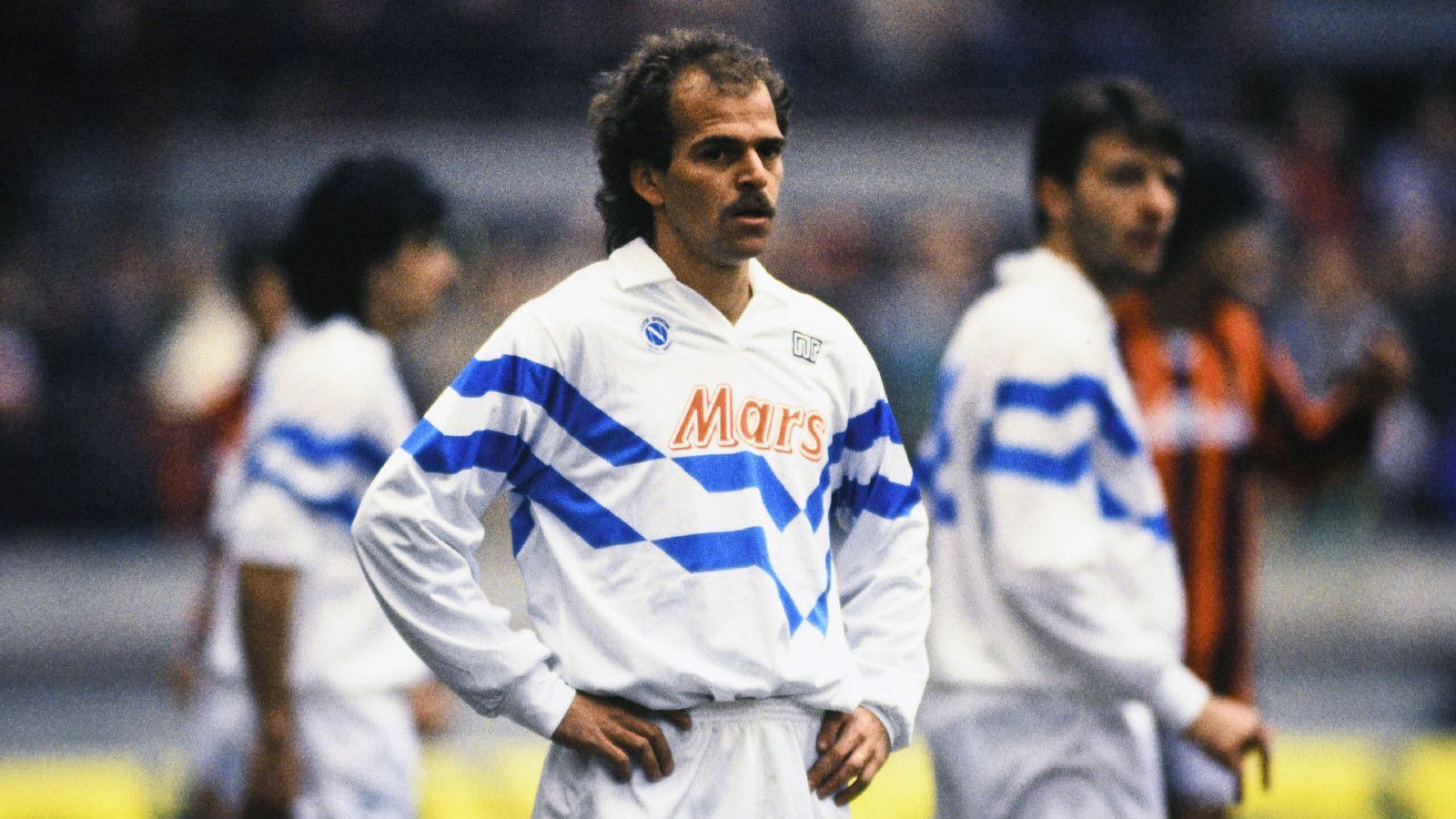 
                <strong>Alemao</strong><br>
                Ricardo Rogerio de Brito, besser bekannt als Alemao: Er hielt Maradona den Rücken frei - ein wesentlicher Baustein, um die Vorherrschaft der norditalienischen Klubs zu brechen. Im Rückspiel des UEFA-Cup-Finals (ja, das gab es damals noch) 1989 schoss er das erste Tor gegen den VfB Stuttgart und brachte Napoli auf die Siegerstraße.
              