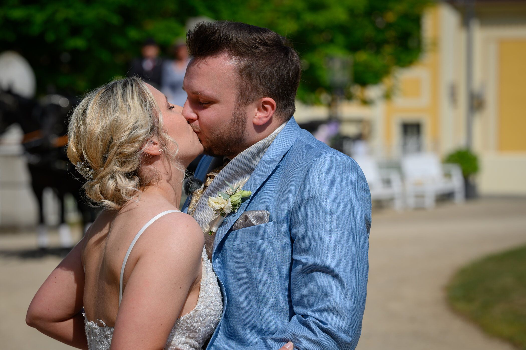 Natascha und Dennis küssen sich nach ihrer Hochzeit