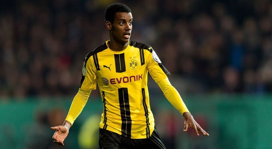 
                <strong>Sturm: Alexander Isak (17 Jahre)</strong><br>
                Der jüngste Profi im BVB-Kader ist Alexander Isak. Für rund zehn Millionen Euro verpflichtet der BVB im Januar 2017 den Nachwuchsstürmer. Bislang kommt der Hochtalentierte allerdings nur auf einen Mini-Einsatz von vier Minuten im DFB-Pokal gegen die Sportfreunde Lotte. Doch für den Youngster ist das kein Problem: "Ich bin noch jung und habe keine Eile und keinen Druck", sagt der schwedische U19-Nationalspieler der "BILD".
              