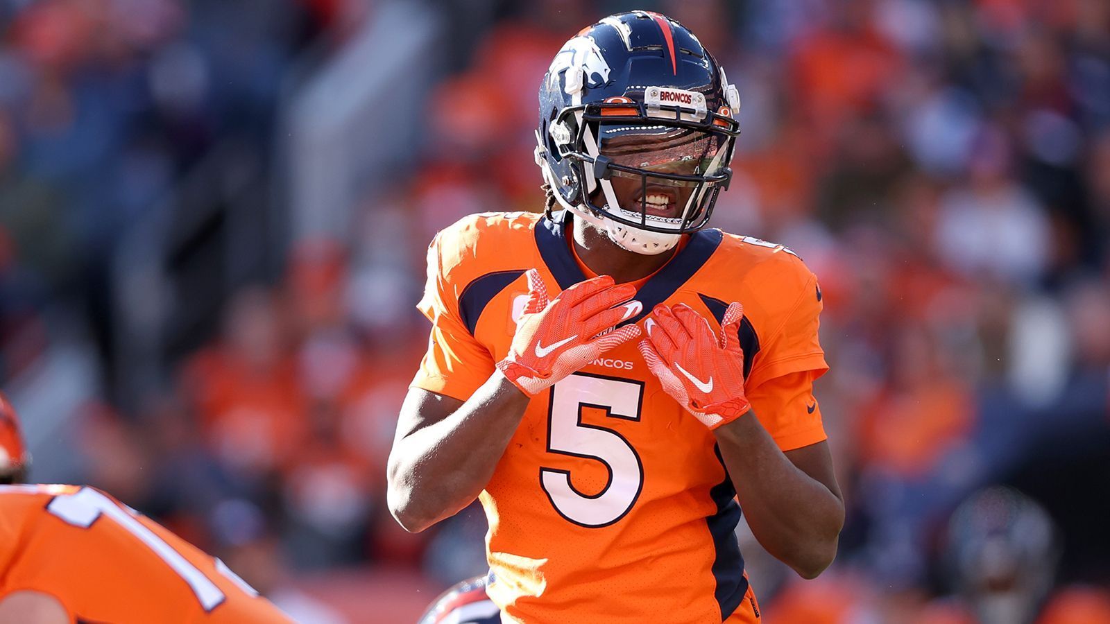 
                <strong>Denver Broncos: Teddy Bridgewater</strong><br>
                Noch ist unklar, welchen Weg die Denver Broncos auf der Quarterback-Position gehen wollen. Im Draft müssten sie viel Kapital opfern, um an einen der Top-Quarterbacks ranzukommen (und die diesjährige Quarterback-Klasse gilt bei Experten als nicht sonderlich gut). Und sich nur auf die Free Agency oder den Trade-Markt zu verlassen, birgt Risiken. Teddy Bridgewater spielte eine solide Saison, dürfte aber nicht die Langzeit-Lösung sein. Dennoch wäre eine Vertrags-Verlängerung das aktuell sicherste Szenario, um überhaupt einen soliden Starter für die kommende Spielzeit zu stellen. 
              