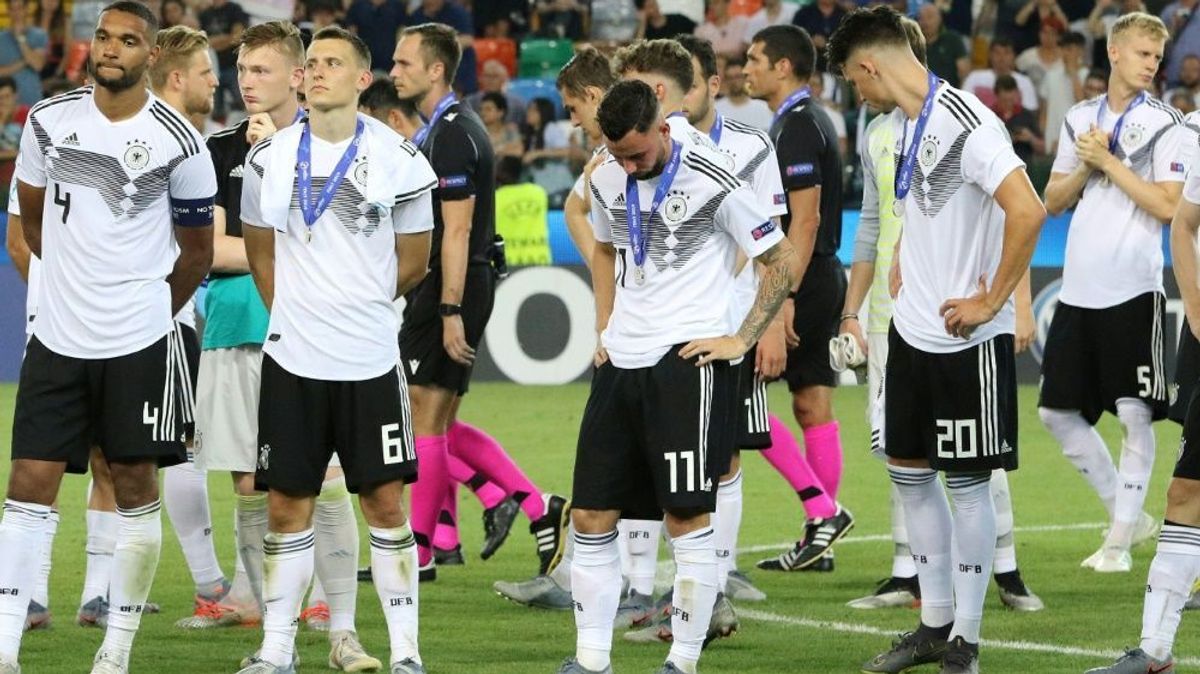 U21-Nationalmannschaft vor ausverkauftem Haus