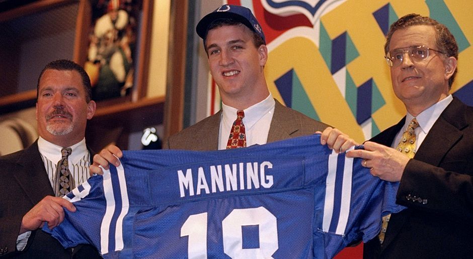 
                <strong>Manning Draft</strong><br>
                Im Draft 1998 wurde Manning dennoch an erster Stelle von den Indianapolis Colts gezogen. Gleich in der ersten Saison brach Manning zwei Rookie-Rekorde: Er warf Pässe für 3.739 Yards und verbuchte 26 Touchdowns.
              