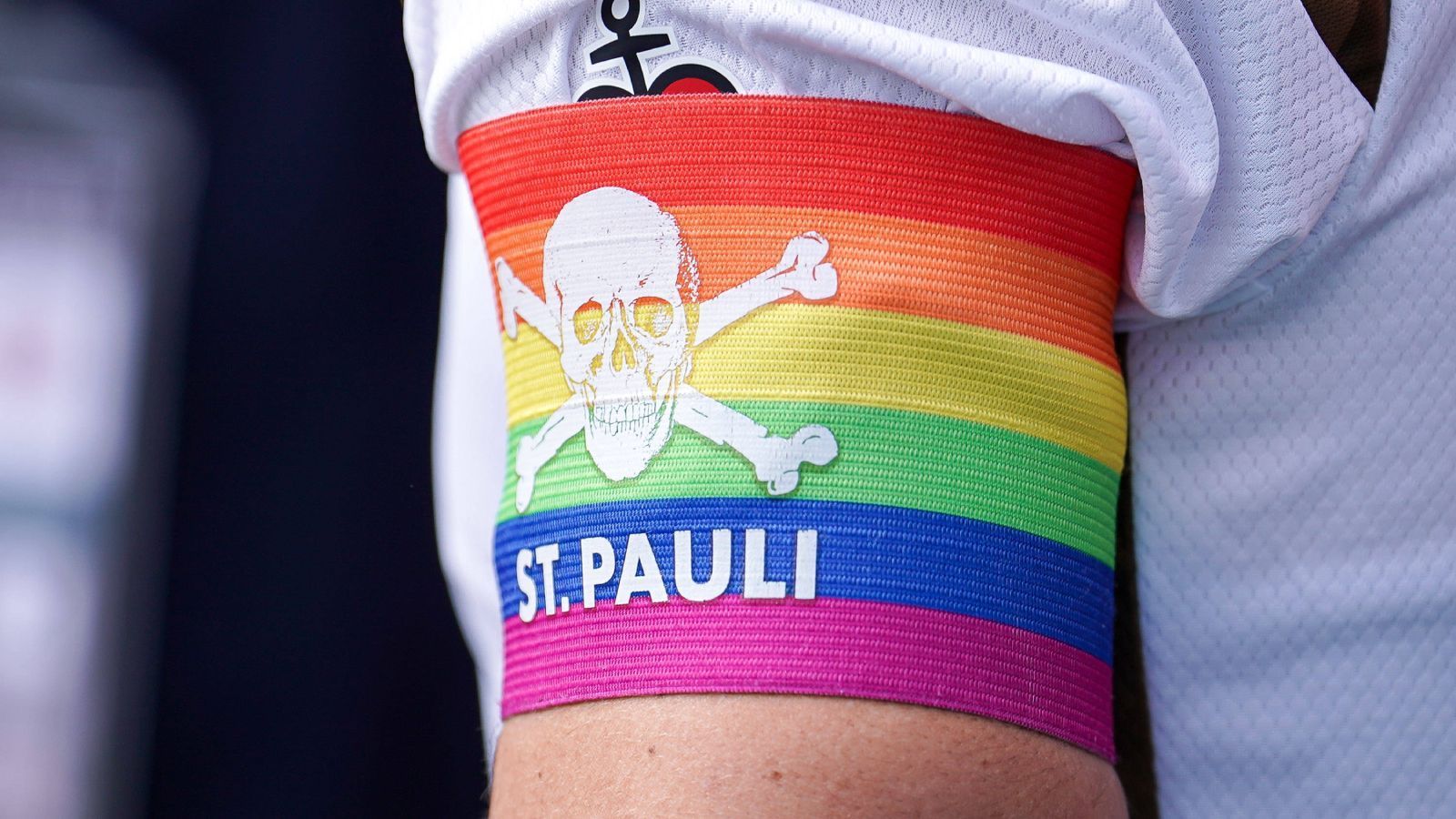 
                <strong>FC St. Pauli</strong><br>
                Der FC St. Pauli steht für viele Dinge, deshalb hätten auch mehrere Namen gepasst. St. Pauli Browns beispielsweise. Am Ende konnten es jedoch, angelehnt an den ikonischen Totenkopf, nur die St. Pauli Pirates sein.
              