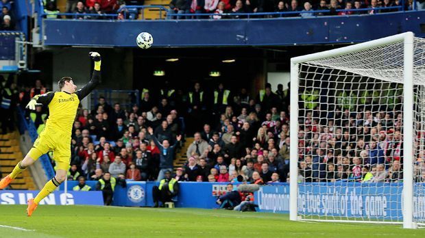 
                <strong>Charlie Adam</strong><br>
                ... überrascht damit nicht nur Chelseas Keeper Thibault Courtois völlig. Der Belgier sieht dem Ball nur noch verdutzt hinterher. Es ist der zwischenzeitliche 1:1-Ausgleich für Stoke. Am Ende können die Blues über das kuriose Gegentor sogar lachen, weil Loic Remy nach der Pause noch zum Sieg trifft.
              