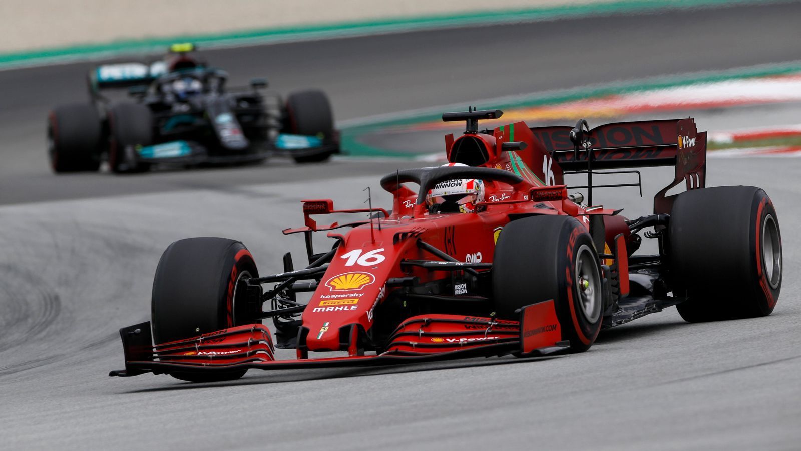 
                <strong>Ferrari ist ziemlich zurück</strong><br>
                Das hatte es lange nicht gegeben: Beim GP der Emilia-Romagna waren beide Ferraris am Ende doch tatsächlich unter den ersten fünf Plätzen zu finden. Beide! Und auch bei den anderen drei Rennen fuhren Charles Leclerc und Vettel-Nachfolger Carlos Sainz jr. regelmäßig ins erste Drittel des Feldes. Im vergangenen Jahr noch überrundet und verspottet, zeigt die Formkurve der Italiener wieder deutlich nach oben. Als "eindeutig das schnellste Mittelfeld-Auto" bezeichnete Sainz jr. den Ferrari. Der Traditionsrennstall ist zurück. Zumindest ziemlich zurück. Denn eigentlich ist es nicht Ferraris Anspruch, im Mittelfeld zu fahren und nur dritte Kraft zu sein. In baldiger Zukunft darf es aus Sicht der Scuderia wohl gern auch wieder ganz nach oben gehen.
              