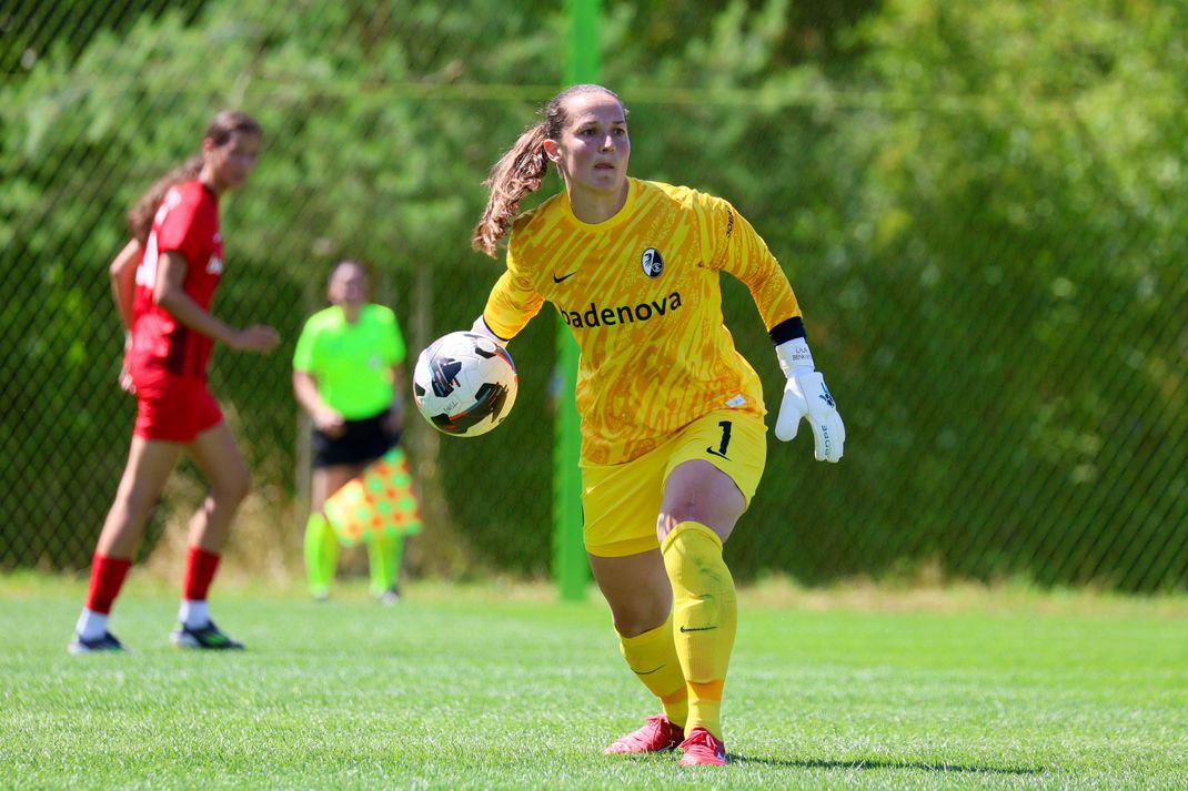 Laura Benkarth wechselte nach Stationen beim FC Bayern und Olympique Lyon in diesem Sommer zurück zu ihrem Heimatverein SC Freiburg. 