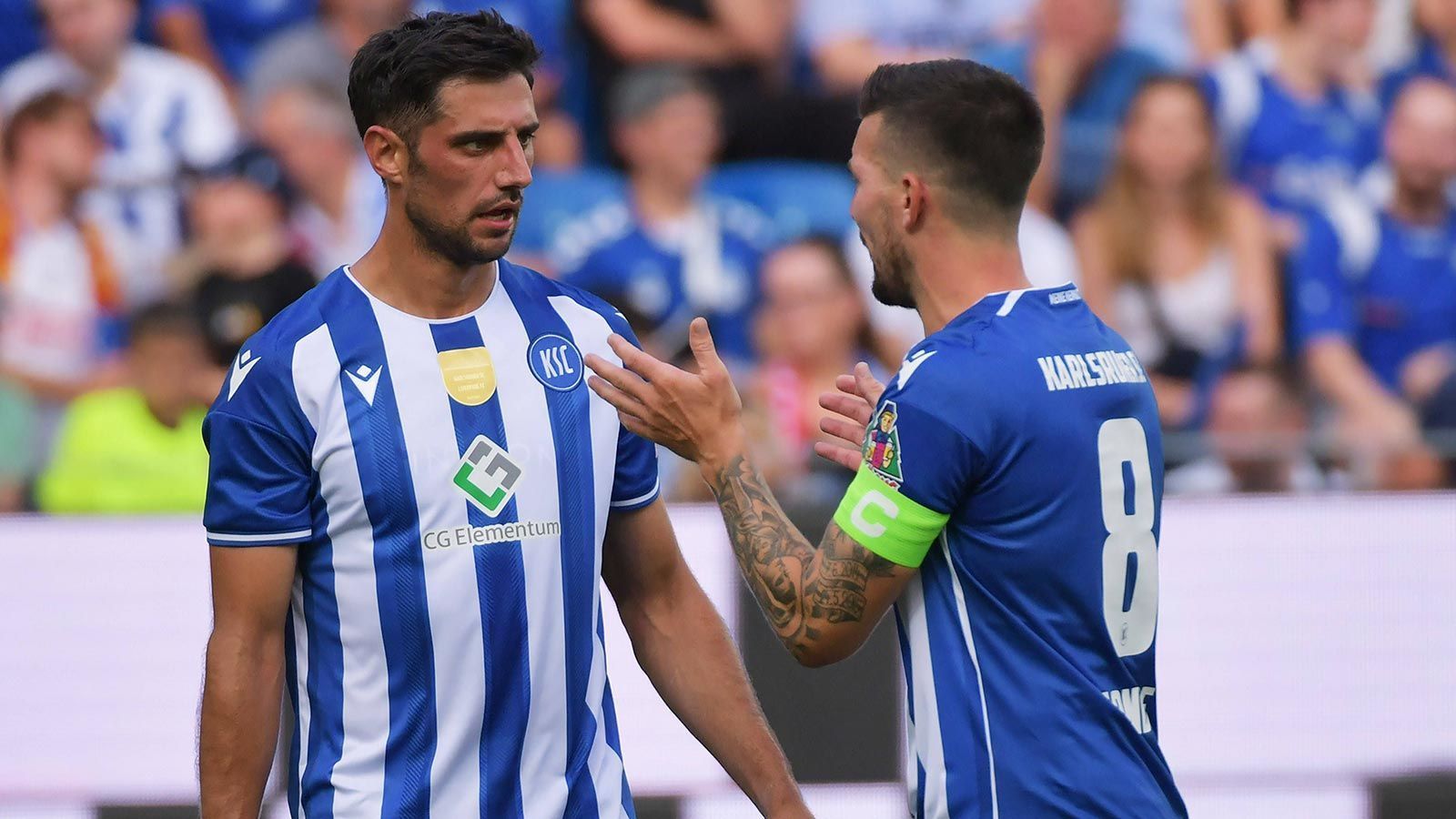 <strong>Karlsruher SC: Jerome Gondorf (noch nicht offiziell bestätigt)</strong><br>
                Mit Neuzugang Lars Stindl hat der Karlsruher SC nun einen weiteren Spieler mit Führungsqualitäten im Kader. Bislang und auch in den kürzlich absolvierten Testspielen trug Jerome Gondorf die Kapitänsbinde und erfüllte seine Aufgaben gut. Neben Stindl und Gondorf hätten jedoch noch weitere Spieler Potential, die Kapitänsrolle zu übernehmen.
