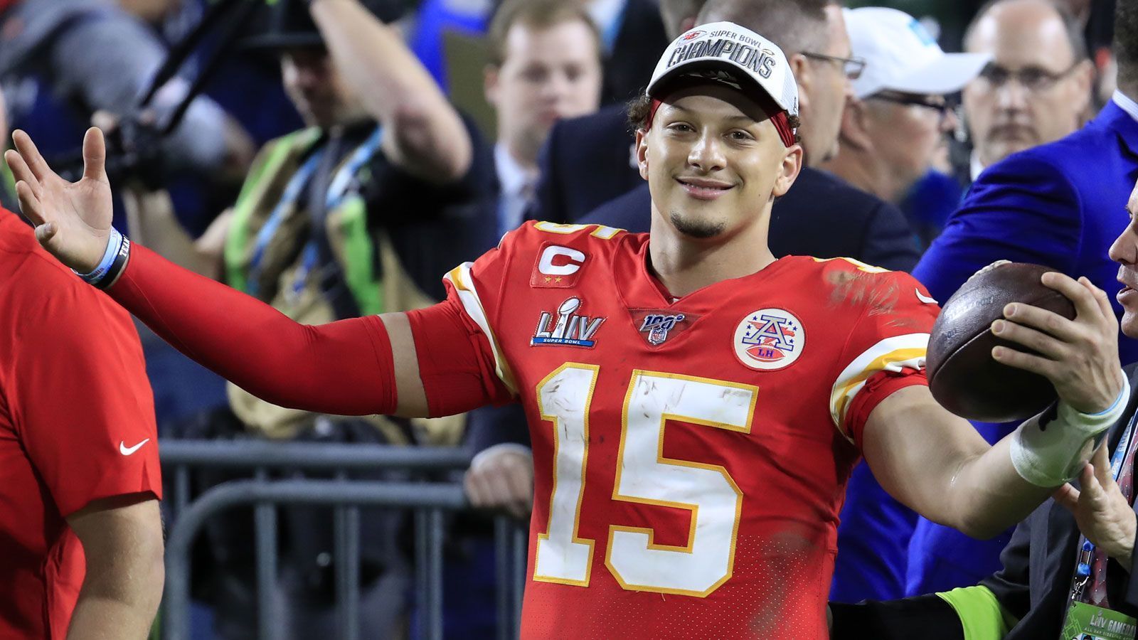 
                <strong>Platz 1: Patrick Mahomes (Kansas City Chiefs)</strong><br>
                &#x2022; Vertrag bis: 2031<br>&#x2022; Gesamtgehalt: 450.000.000 US-Dollar<br>&#x2022; Garantiesumme des Vertrages: 141.481.905 US-Dollar<br>&#x2022; Durchschnittsgehalt: 45.000.000 US-Dollar<br>
              