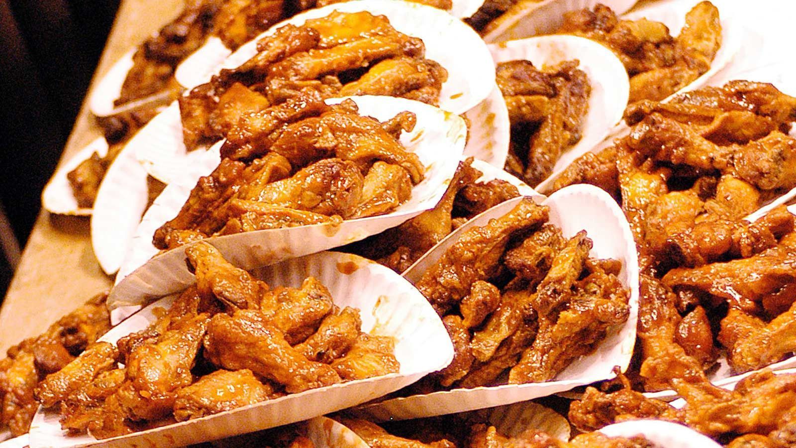 
                <strong>Chicken Wing ist King</strong><br>
                Die Interessensvertretung der amerikanischen Hühnerproduzenten das "Nationalen Chicken Council" geht davon aus, dass alleine in den USA anlässlich des Super Bowl 1,45 Milliarden Chicken Wings gegessen wurden. Das sei ein Anstieg um zwei Prozent bzw. 84 Millionen Chicken Wings im Vergleich zum vergangenen Jahr, so das "NCC".
              