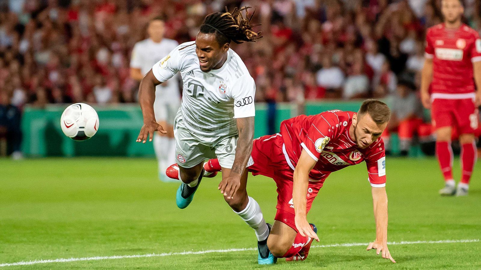 
                <strong>Renato Sanches</strong><br>
                Der etwas überraschend in die Startelf beorderte Portugiese hat manchmal eine zu lange Leitung. Immerhin ist Sanches immer anspielbar und sehr bemüht. Eine gute Stunde bekommt der Europameister als Bewährungsprobe, ehe er für Goretzka weichen muss. ran-Note: 3
              