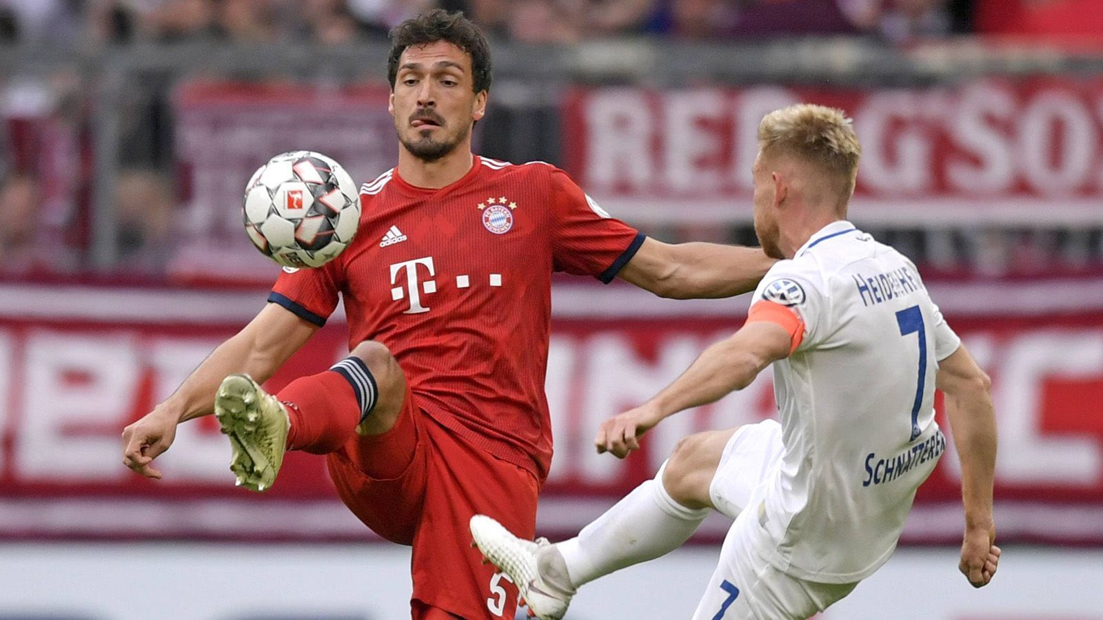 
                <strong>Mats Hummels</strong><br>
                Teil des vogelwilden Auftritts der Münchner Defensive im ersten Abschnitt. Nach der Umstellung auf Dreierkette in der Halbzeit deutlich weniger gefordert. Legte das 4:2 von Serge Gnabry nach Ecke von Kimmich stark per Kopf vor (65.). Fiel danach wieder in alte Muster zurück. Planlos in der Rückwärtsbewegung vor dem 4:3, verschuldete per Foul den Strafstoß zum 4:4. ran-Note: 5
              