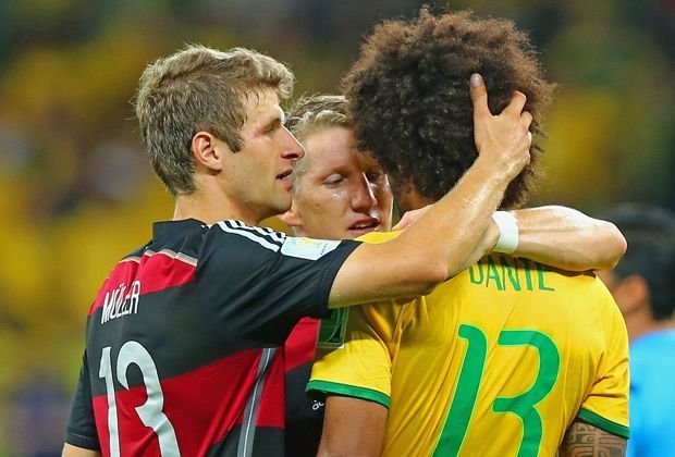 
                <strong>Trost für den Kollegen</strong><br>
                Endlich das WM-Debüt von Bayern-Spieler Dante, aber am Ende wurde es zur größten Pleite seiner Karriere. Von seinen Bayern-Kollegen Bastian Schweinsteiger und Thomas Müller wurde er nach Abpfiff getröstet. Brasilien erlebte ein historisches 1:7-Debakel im Halbfinale. 
              