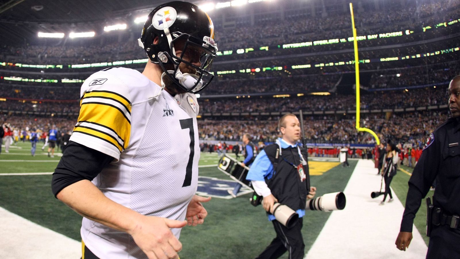 
                <strong>2010: "Ich habe Pittsburgh im Stich gelassen"</strong><br>
                Die steile Karriere von Roethlisberger ging weiter: Zum dritten Mal in sechs Jahren standen die Steelers mit "Big Ben" im Endspiel der NFL, nur Tom Brady schaffte das schneller (drei in fünf Jahren). Diesmal allerdings gingen die Steelers als Verlierer vom Platz, gegen Aaron Rodgers und die Green Bay Packers gab es eine 25:31-Pleite. "Big Ben" war danach untröstlich: "Ich habe Pittsburgh im Stich gelassen, die Fans, meine Coaches und meine Mitspieler. Und das ist kein gutes Gefühl."
              