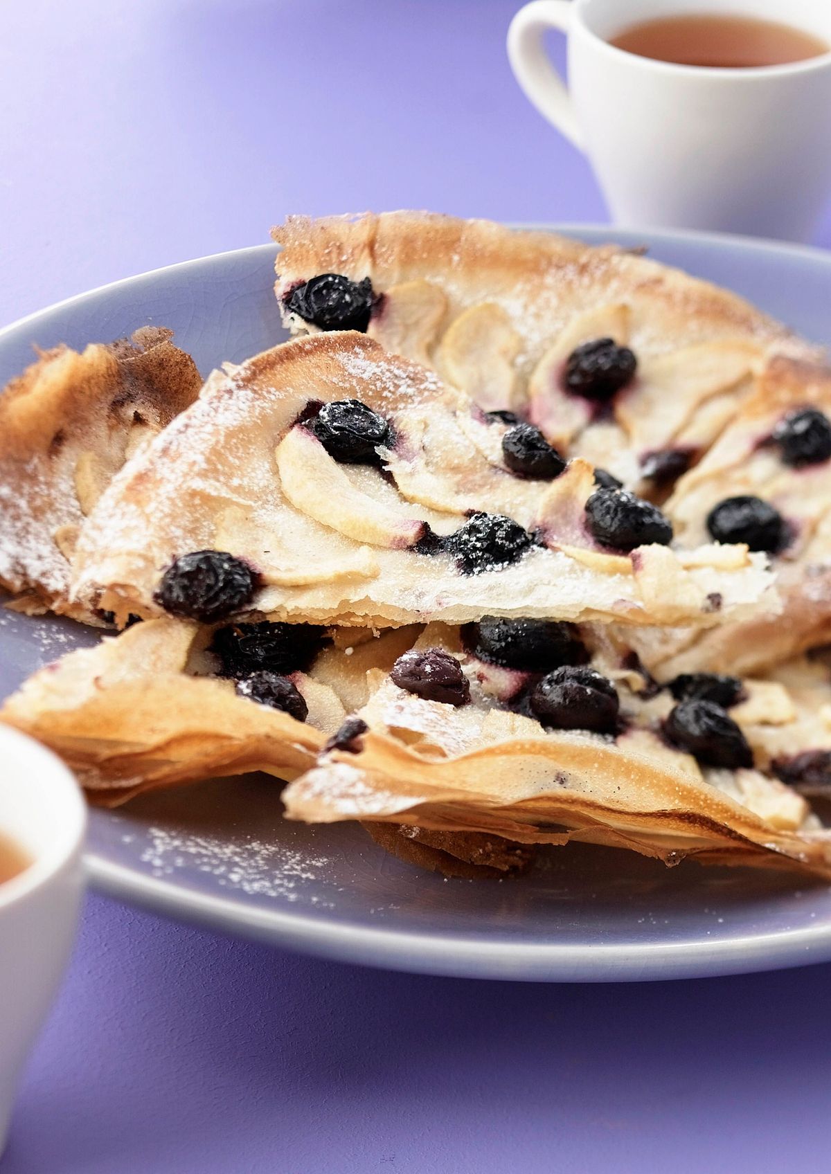 Enie backt: Rezept-Bild Filo Kuchen mit Heidebeeren und Birnen