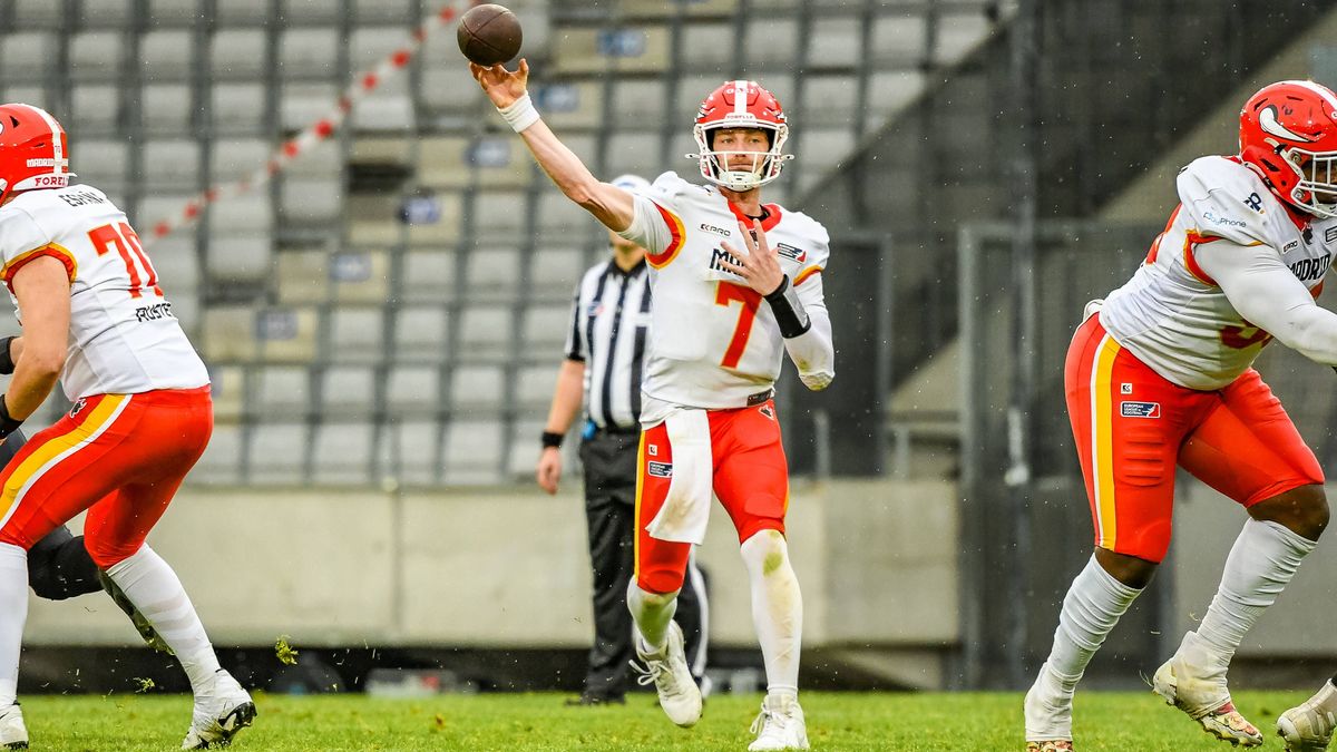 Reid Sinnett (Madrid Bravos, 07) throws the ball, Raiders Tirol vs Madrid bravos, American Football, European League of Football, week 5, Season 2025, 15.06.2025, Innsbruck Tivoli Stadion Austria C...