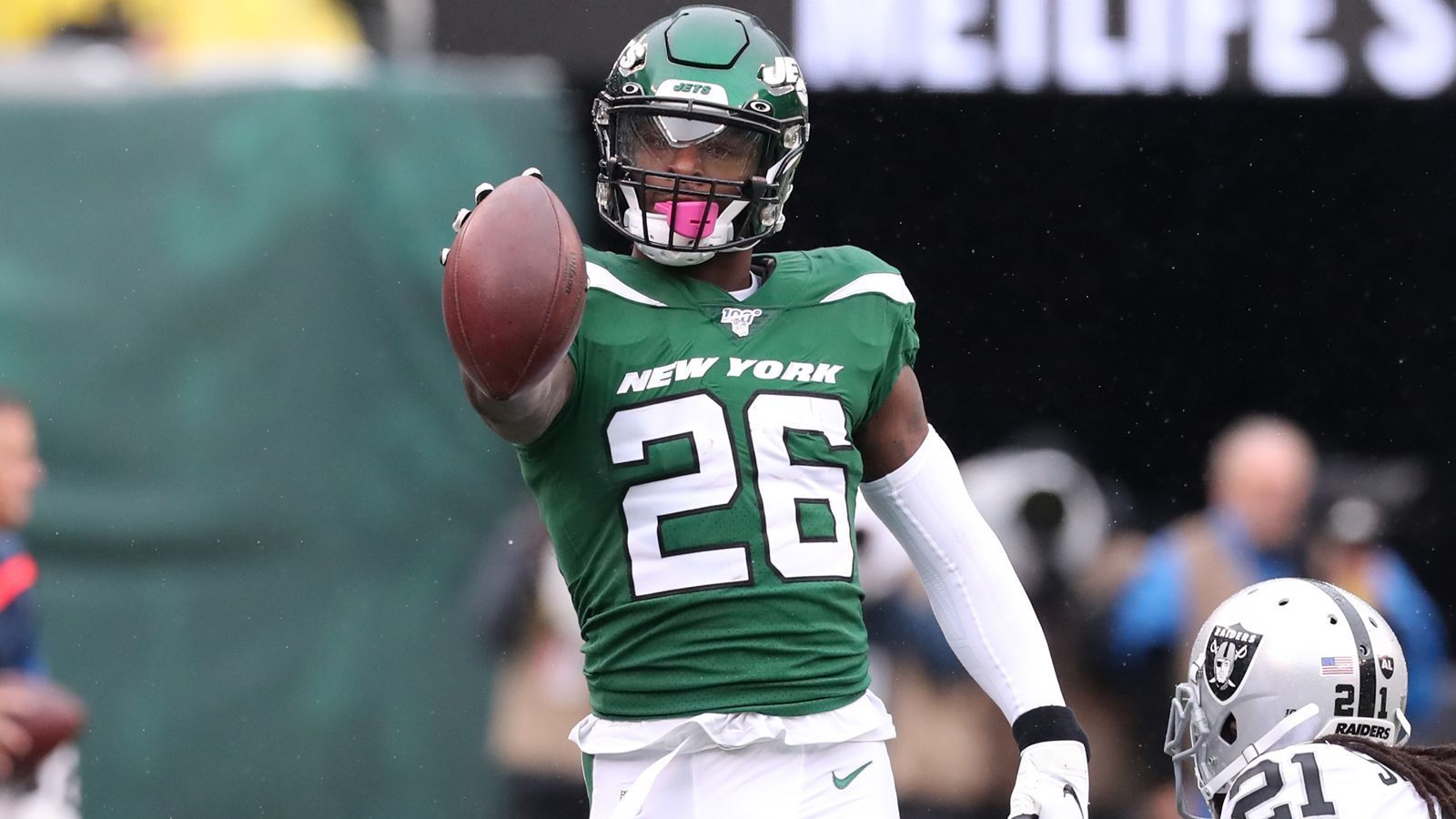 
                <strong>Le’Veon Bell zu den Pittsburgh Steelers</strong><br>
                Er hat 2018 bei den Steelers gestreikt, um 2019 bei den New York Jets einen fetten Vertrag zu unterschreiben. Geld allein macht aber bekanntlich nicht glücklich, weshalb er 2020 zu den Steelers zurückkehrt. 
              