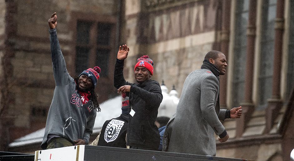 
                <strong>New England Patriots Super-Bowl-Parade</strong><br>
                Einmal in die Menge grüßen. Done. Martellus Bennett (re.) sieht dagegen eher unglücklich aus. 
              