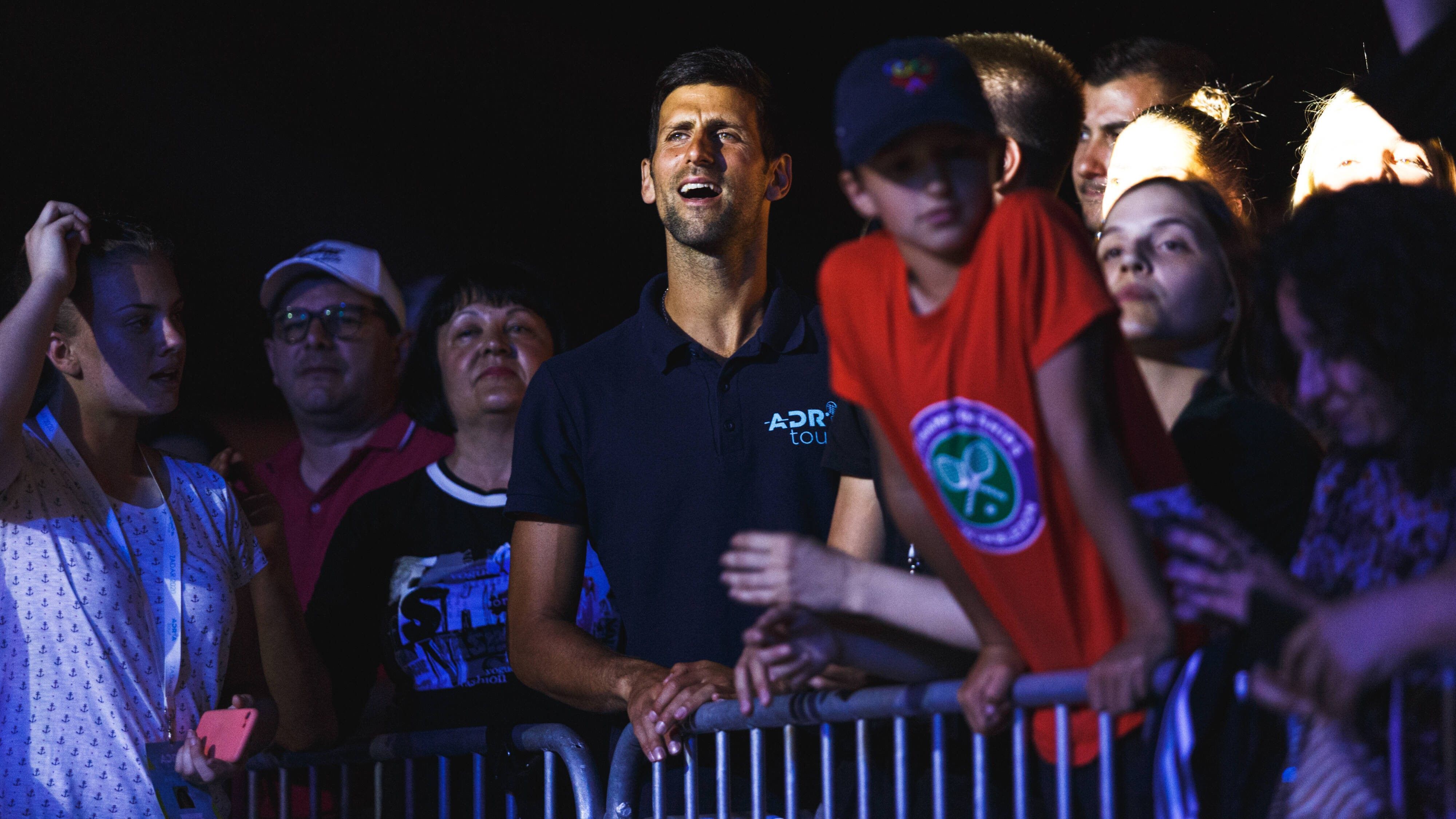 
                <strong>Djokovics Pandemie Open</strong><br>
                Dass Djokovic nicht immer mit der wissenschaftlich vorherrschenden Meinung einhergeht, ist spätestens seit der Adria Tour bekannt. Als die ATP-Turniere zu Beginn der Pandemie ruhten, stampfte Djokovic einfach selbst einen Wettbewerb aus dem Boden. Es wurde nicht nur Tennis gespielt, sondern auch gefeiert - ohne Abstände oder Masken. Einige Spieler und Trainer infizierten sich. Auch Djokovic und seine Frau.
              