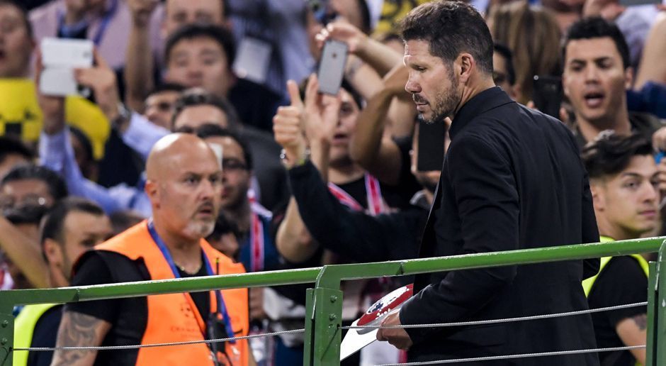 
                <strong>Diego Simeone beim Champions-League-Finale</strong><br>
                Und mit gesenktem Kopf, Silbermedaille und Pokal für den Zweitplatzierten verlässt er das Podium im Giuseppa Meazza von Mailand.
              