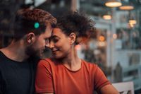 Sind Frauen mit jüngeren Partnern glücklich? 