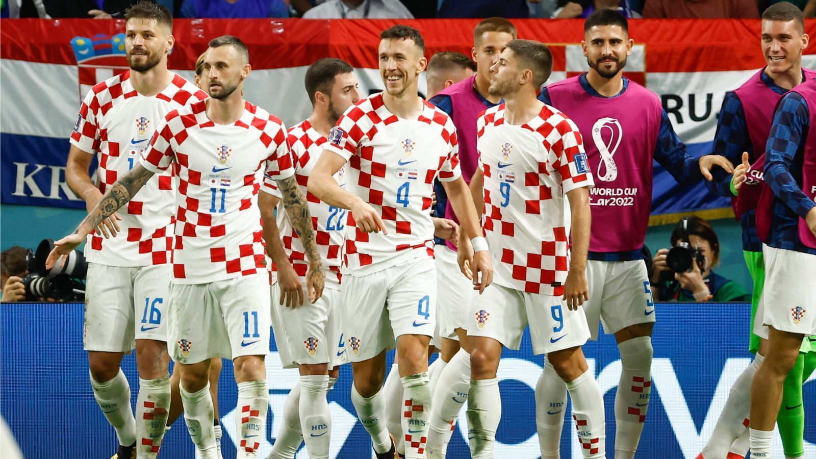 
                <strong>Platz 8: Kroatien</strong><br>
                Es ist nicht so, dass Kroatien im bisherigen Turnierverlauf enttäuscht hätte, sie waren nur einfach am wenigsten überzeugend. In der Gruppe F mit Marokko, Belgien und Kanada sind sie nur haarscharf dem Ausscheiden entkommen. Hätte Romelu Lukaku für Belgien beim 0:0 am letzten Spieltag eine der drei XXL-Chancen genutzt, würden die Kroaten nun schon wieder im Flieger nach Hause sitzen. Aber da ist viel Konjunktiv dabei. Fakt ist: Die Kroaten setzten sich in der Gruppe genau so durch wie im Achtelfinale gegen Japan. Allerdings ist genau so Fakt: Kroatien gewann auf dem Papier erst ein einziges von vier Spielen. Um im Viertelfinale gegen Brasilien zu bestehen, muss mehr kommen.
              