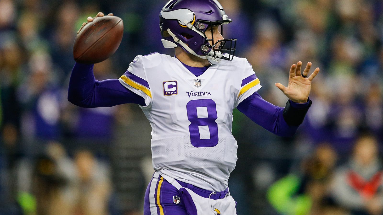 
                <strong>Week 14: Kirk Cousins historisch schlecht in Monday-Night-Spielen</strong><br>
                Im Gegensatz zu den Seahawks ist Vikings-Quarterback Kirk Cousins in Monday-Night-Spielen alles andere als erfolgreich. Genauer gesagt hat er noch kein einziges dieser Duelle gewinnen können. Seine Bilanz von 0-7 ist die schlechteste aller NFL-Quarterbacks. Zweimal wurde er dabei von den Seahawks besiegt. In seinen sieben MNF-Spielen brachte er gerade einmal neun Touchdown-Pässe an den Mann und warf vier Interceptions - für seine Verhältnisse eine ganz miese Statistik.
              