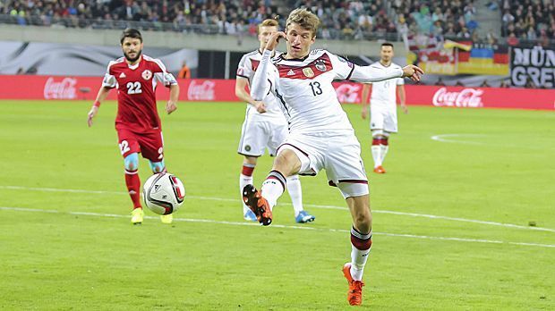 
                <strong>Rechter Flügelstürmer: Tomas Müller (Deutschland)</strong><br>
                Rechter Flügelstürmer: Tomas Müller (Deutschland). Mit neun Toren führt das Eigengewächs von Bayern München den Weltmeister zur EM 2016. Dazu legt der 26-Jährige noch zwei Treffer auf. Die Gleichung ist einfach: Trifft Müller, gewinnt die DFB-Elf. Nur beim 7:0 bei Gibraltar fehlt er, weil Bundestrainer Joachim Löw ihn schont. 
              