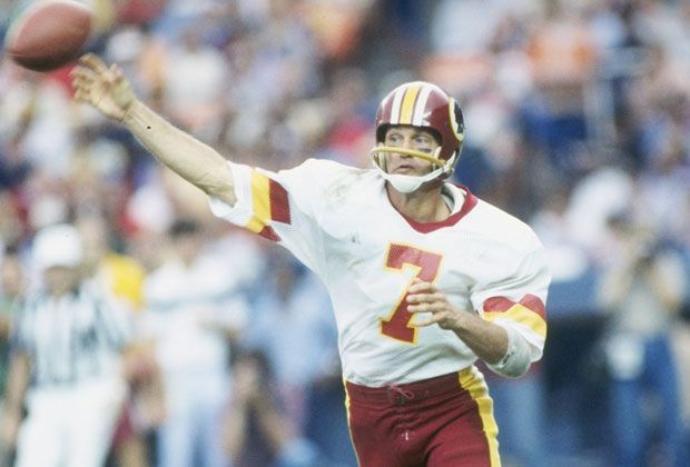 
                <strong>Washington Redskins: Joey Theisman</strong><br>
                Neben Sammy Baugh ist Joe Theisman einer der besten Redskins-Quarterbacks aller Zeiten. Theisman stellte mehrere Franchise-Rekorde auf, musste jedoch nach einer üblen Verletzung seine Karriere an den Nagel hängen. Seine Verletzung gilt als schlimmster Moment in einem NFL-Live-Spiel, da er sich einen offenen Bruch zuzog.
              