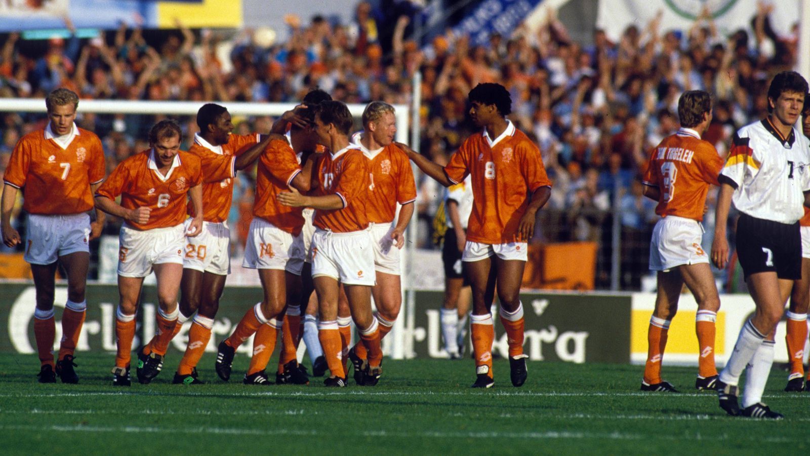 <strong>Deutschland – Niederlande 1:3 (EM 1992, Vorrunde)</strong><br>
                Die EM 1992 steht unter keinem guten Stern. Bei Lothar Matthäus reißt im Vorfeld das Kreuzband, Rudi Völler bricht sich im ersten Spiel den Arm. Und dann setzt es gegen die Niederlande auch noch ein 1:3. Immerhin schafft Deutschland trotzdem den Final-Einzug. Dort gibt es mit dem 0:2 gegen die spontan für Jugoslawien eingesprungenen Dänen aber eine unerwartete Lehrstunde.
