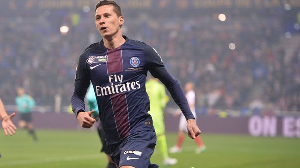 
                <strong>Julian Draxler (Paris St. Germain)</strong><br>
                Neymar ist da, Draxler bald weg? Seitdem der Rekordtransfer in Paris spielt, ist der deutsche Nationalspieler nur noch die zweite Wahl von Coach Unay Emery. Ein Transfer scheint gar nicht mal so abwegig. Aussichtsreichste Kandidaten seien laut englischem "Telegraph" der FC Arsenal und laut "Bild" der BVB. Beim Erzfeind der Schalker könnte Draxler den abgewanderten Dembele ersetzen, auch bei den "Gunners" besteht Bedarf. Jogi Löw hingegen ist sich sicher: "Ich weiß, dass Paris ihn auf keinen Fall abgeben will. Sie sind schon überzeugt von seinen großartigen Qualitäten", sagte der Bundestrainer.
              