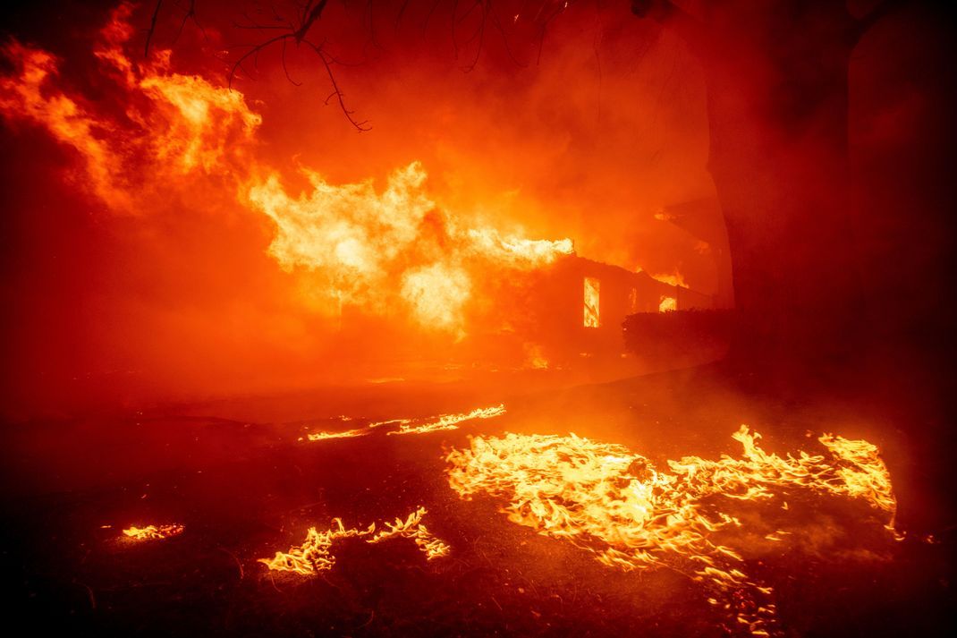 Viele Menschen mussten ihre Häuser wegen eines schweren Waldbrandes fluchtartig verlassen.