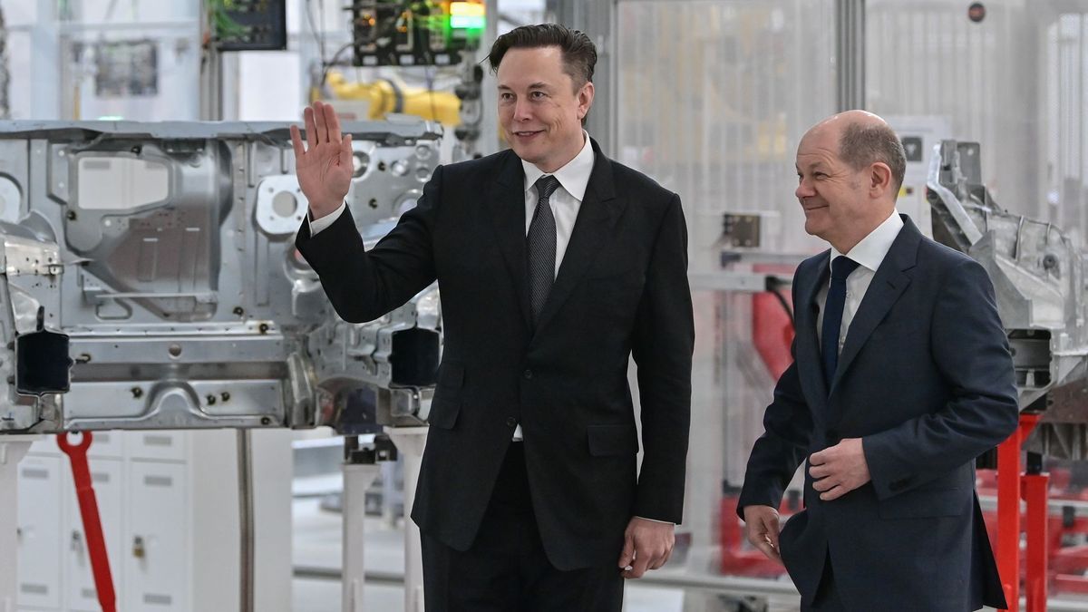 Elon Musk und Olaf Scholz bei Eröffnung der Tesla-Fabrik. 