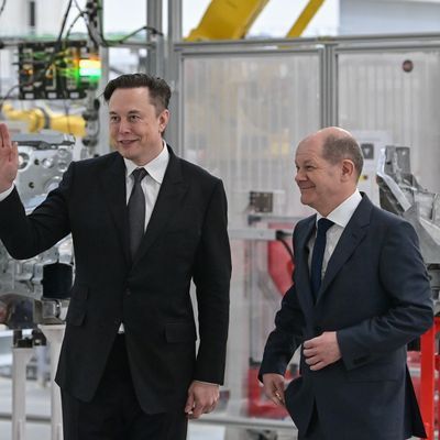 Elon Musk und Olaf Scholz bei Eröffnung der Tesla-Fabrik. 