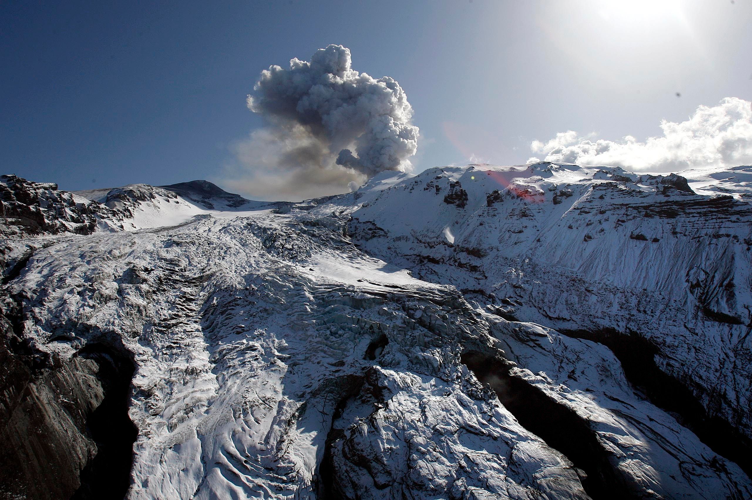 Subglaziale Eruption: Dabei bricht ein Vulkan unter Eis aus. Das lässt sich häufig in Island mit seinen vielen Gletschern beobachten, wie hier 2010 am Eyjafjallajokull.