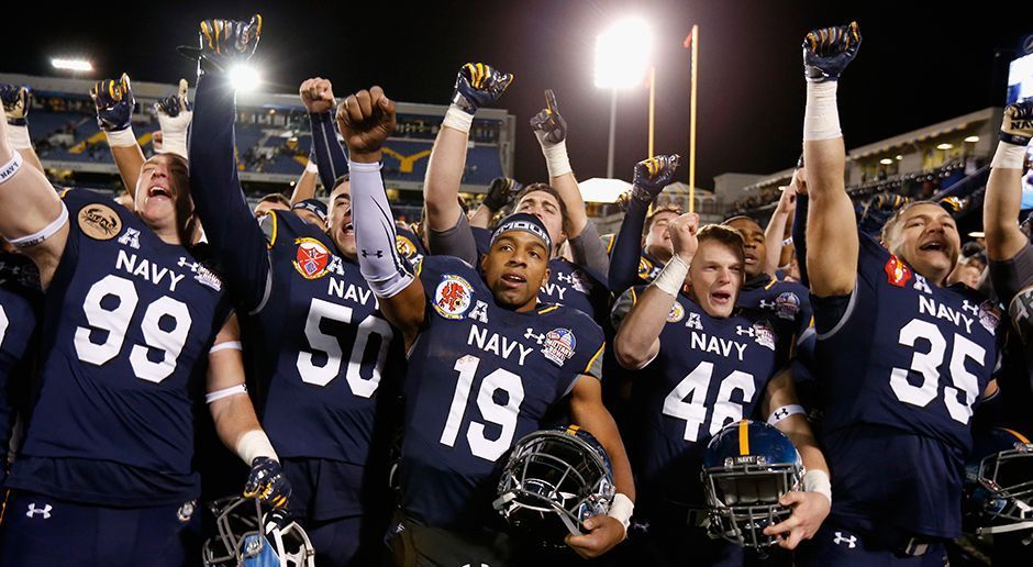 
                <strong>Keenan Reynolds</strong><br>
                Keenan Reynolds (Nummer 19) war in diesem Jahr erst der siebte Spieler, der von einer Navy Academy gedraftet wurde. Im vergangenen Jahr schaffte es bereits Joey Cardana in die NFL. Besonders bemerkenswert, wenn man bedenkt, dass von 1996-2014 kein Navy-Spieler gezogen wurde.
              