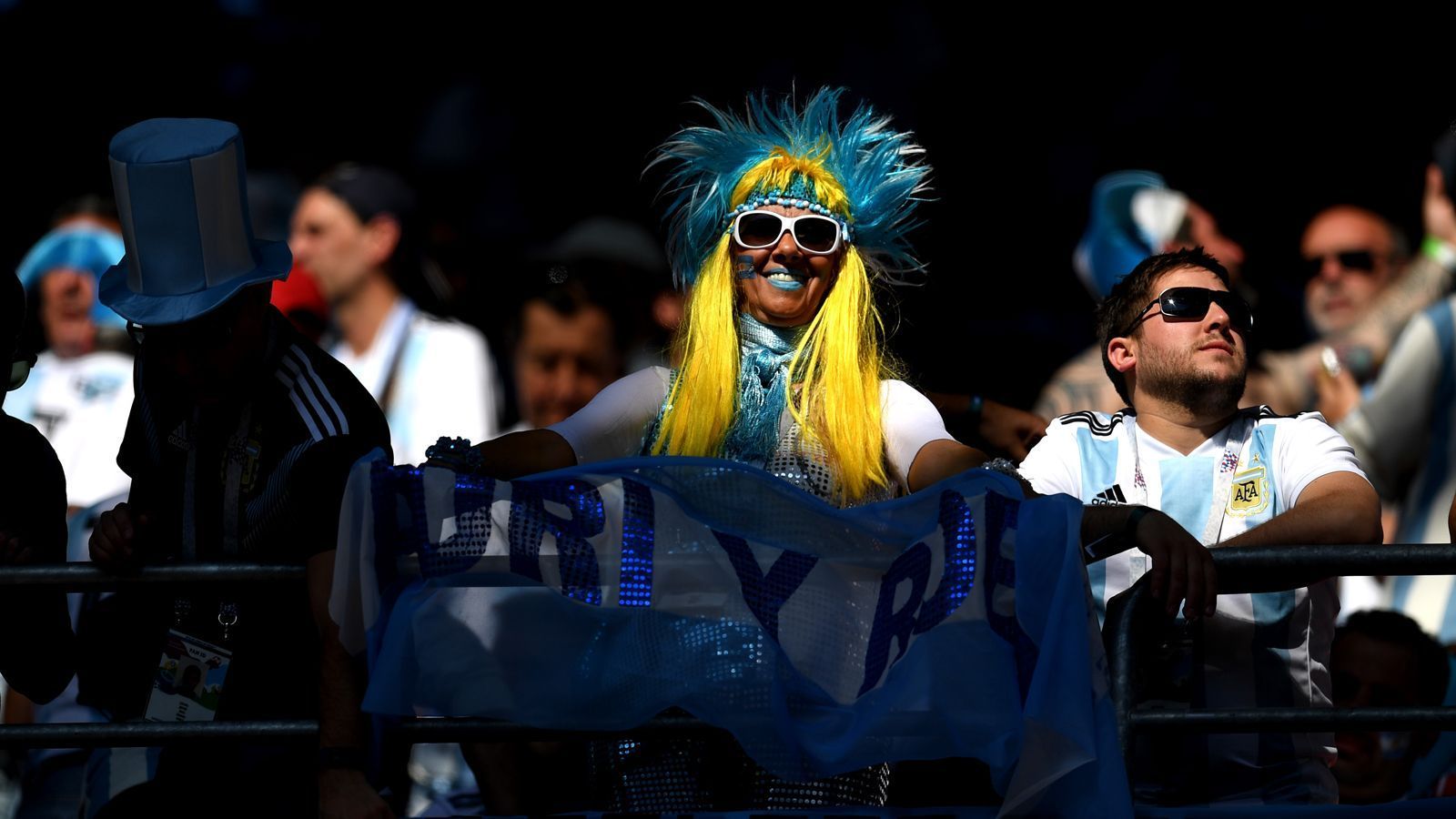 
                <strong>Fan aus Argentinien</strong><br>
                Nicht alle Argentinien-Anhänger sind traurig. Diese Frau beweist, dass die Weltmeisterschaft auch immer eine ganz große Party ist.
              