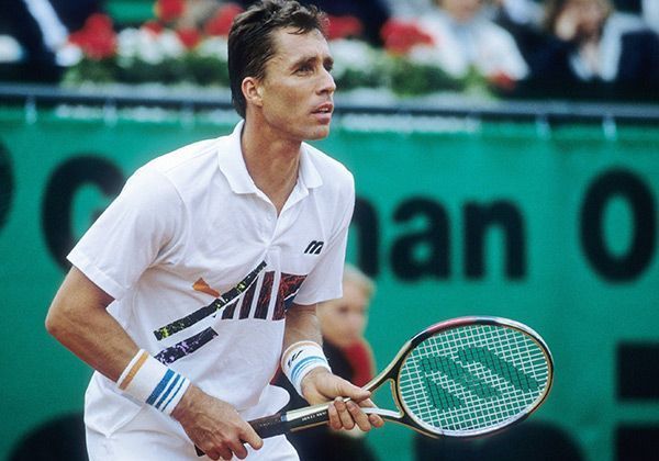 
                <strong>Ivan Lendl anno 1993</strong><br>
                Gegen Ende seiner Karriere gab sich Ivan Lendl auch mal klassisch schick auf dem Platz. Seinen Schläger hängte der mittlerweile in die USA migrierte Lendl im Jahre 1994 an den Nagel. 
              