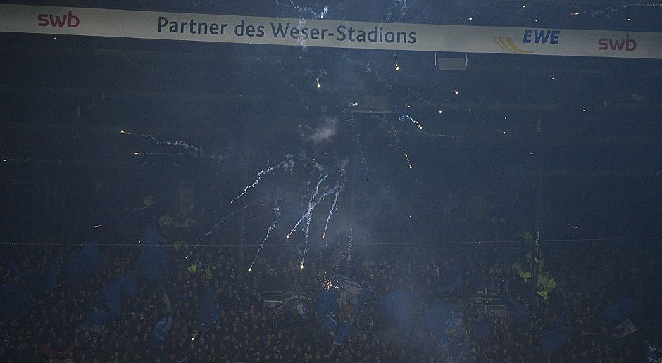 
                <strong>Nordderby: Das machten die Fans</strong><br>
                Da die Feuerwerkskörper auch durch die Gegend geschossen wurden, legte Felix Zwayer in der Pause fest, dass bei weiteren zwei Unterbrechungen ein Spielabbruch erfolgen würde.
              