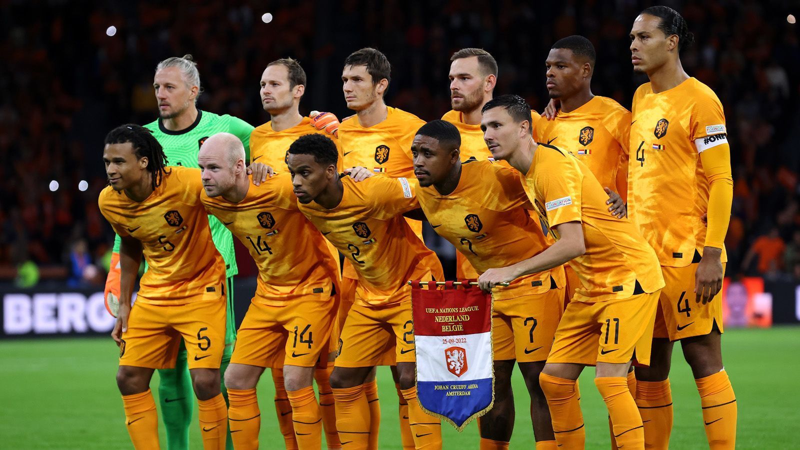 
                <strong>Platz 5: Niederlande</strong><br>
                Den Niederlanden ergeht es wie bei jeder WM, an der sie teilnehmen. Immer vorne mit dabei, aber für den ganz großen Wurf reicht es am Ende einfach nicht. Das Trikot der "Oranje" ist wie immer sehr modern, aber dennoch schlicht. Die Konkurrenz ist aber mal wieder ein Stück besser.
              