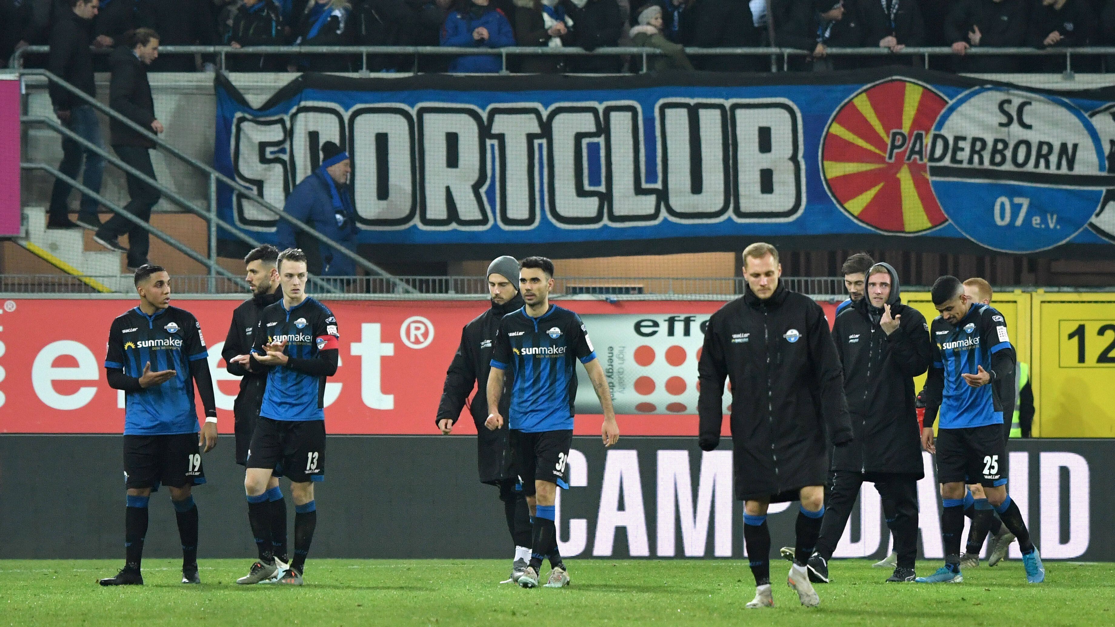 
                <strong>SC Paderborn (Saison 2019/20 - vier Punkte, 11:26 Tore)</strong><br>
                Binnen zwei Jahren stieg der SC Paderborn von der dritten in die erste Liga auf. Dort folgte aber schnell die Bruchlandung. Insgesamt holten die Ostwestfalen unter Trainer Steffen Baumgart nur 20 Punkte. Als Tabellenletzter stieg man wieder in die zweite Liga ab. 
              