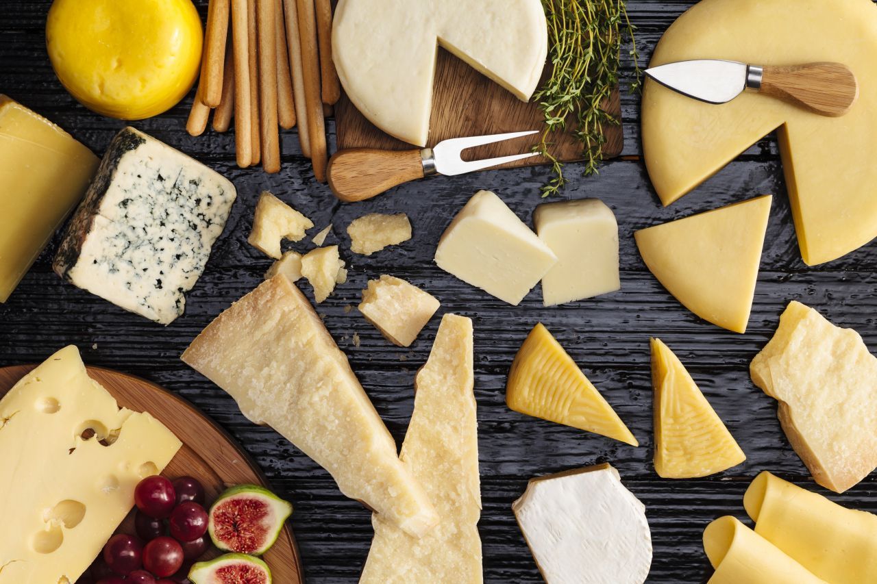 In manchen Käsesorten steckt mehr Protein als in Fleisch, etwa in Parmesan. Auch gut: Bergkäse und Emmentaler.