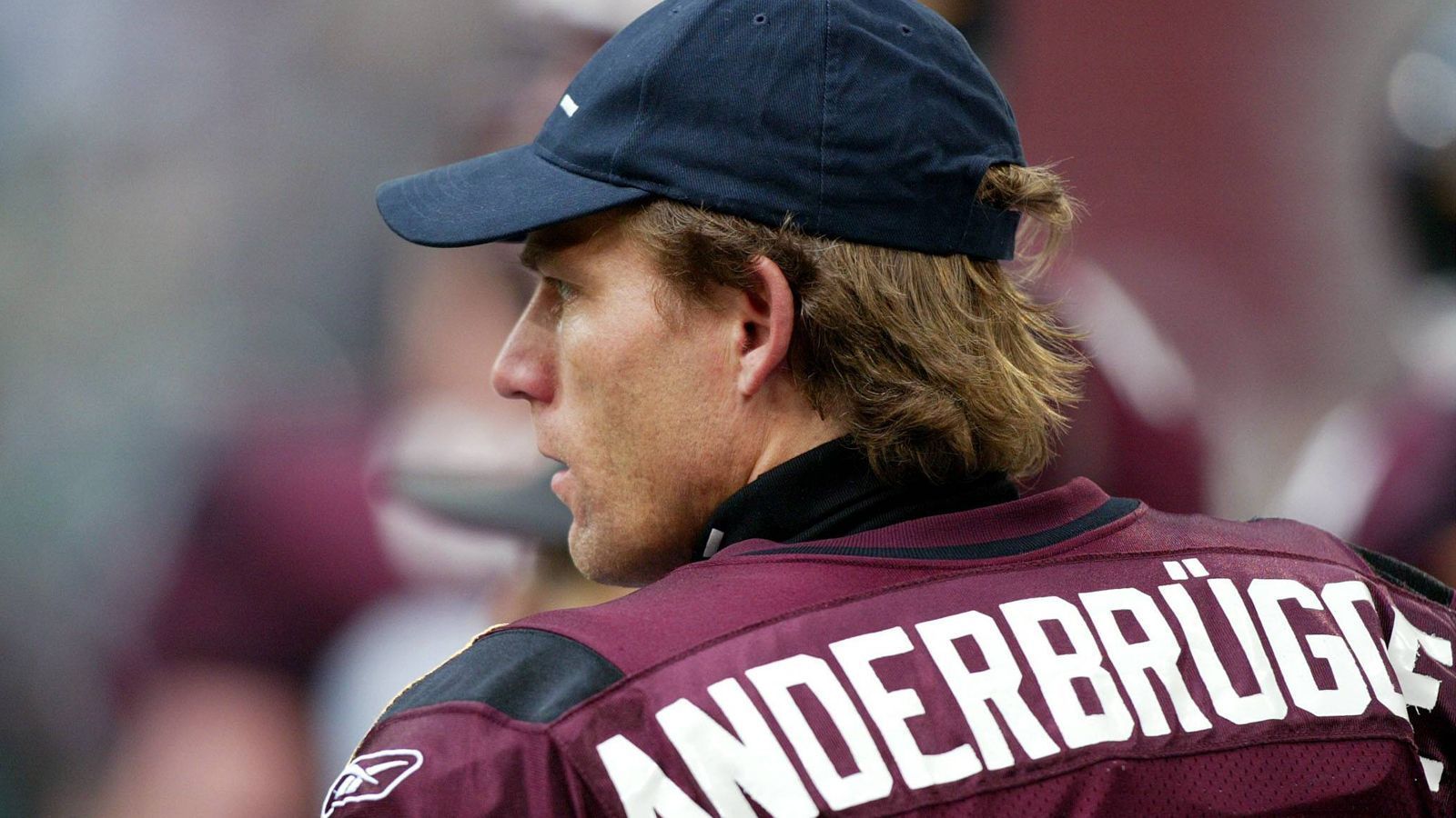 
                <strong>Ingo Anderbrügge </strong><br>
                Auch Ingo Anderbrügge versuchte sich nach seiner Fußball-Karriere im American Football. 2003 und 2004 war er, wie schon vorher Manfred Burgsmüller, der Kicker von Rhein Fire. In der Bundesliga spielte der Linksfuß für Borussia Dortmund und den FC Schalke 04. Für die "Königsblauen" stand er in 359 Partien auf dem Feld und gehört zur Jahrhundertelf der Gelsenkirchener.
              