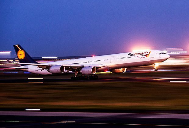 
                <strong>"Fanhansa"-Flug hebt Richtung Brasilien ab</strong><br>
                Kurz vor 22:00 Uhr hebt die Lufthansa-Maschine vom Flughafen in Frankfurt am Main in Richtung Zuckerhut ab.
              